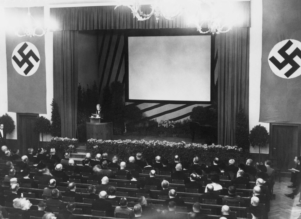 <span lang="en">Max Planck at the lectern in the Goethe Auditorium at the 25th anniversary of the KWG, 1936.</span>