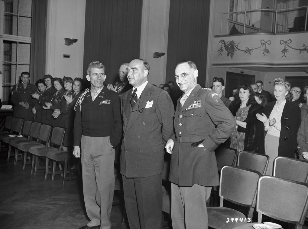 General Lucius Clay (rechts) mit Gästen bei einer Veranstaltung im Goethe-Saal, 1948.