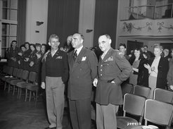 General Lucius Clay (rechts) mit Gästen bei einer Veranstaltung im Goethe-Saal, 1948.