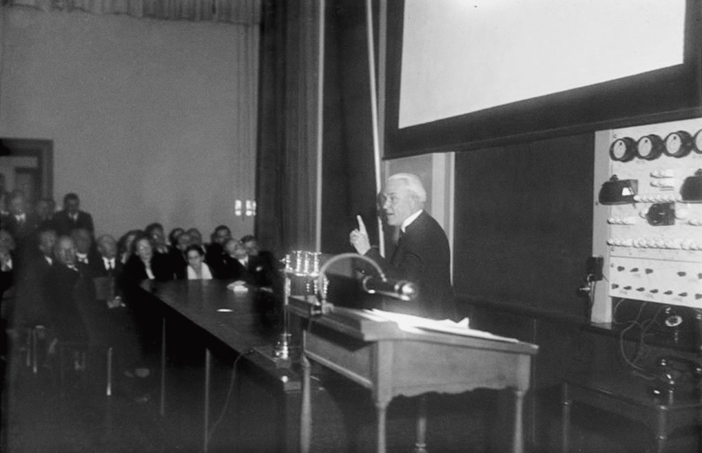 Robert Andrews Millikan in the lecture theatre 1931